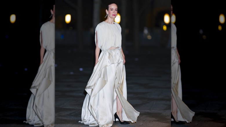 Sarah Paulson sale de un evento con un vestido drapeado color crema