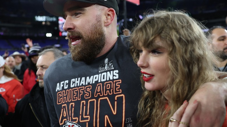 Travis Kelce abraza a Taylor Swift después de un partido de fútbol