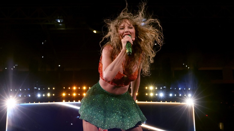 Taylor Swift actuando bajo la lluvia para el Eras Tour