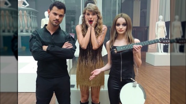 Taylor Swift posando con Taylor Lautner y Joey King