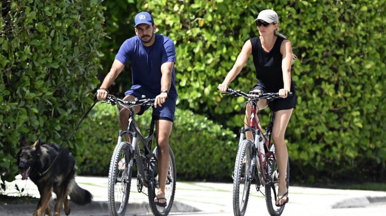 Gisele Bündchen anda en bicicleta junto a Joaquim Valente.