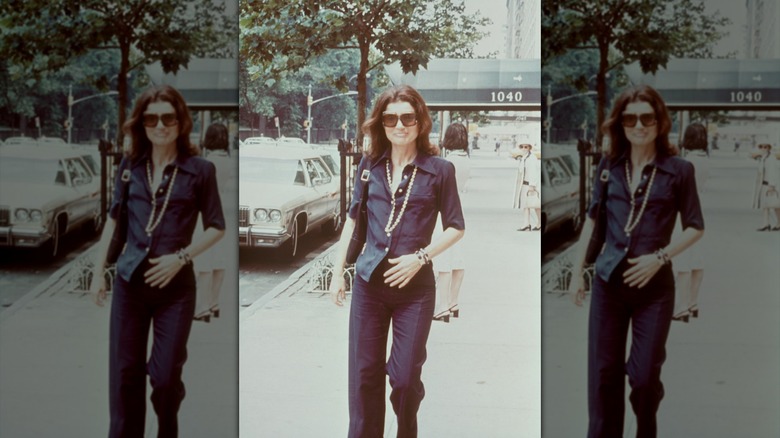 Jacqueline Kennedy Onassis caminando por la ciudad de Nueva York alrededor de 1970