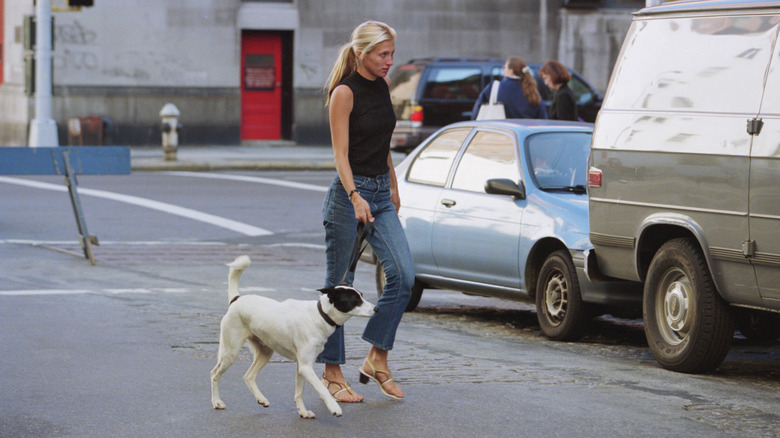 Carolyn Bessette-Kennedy paseando a su perro en 1996