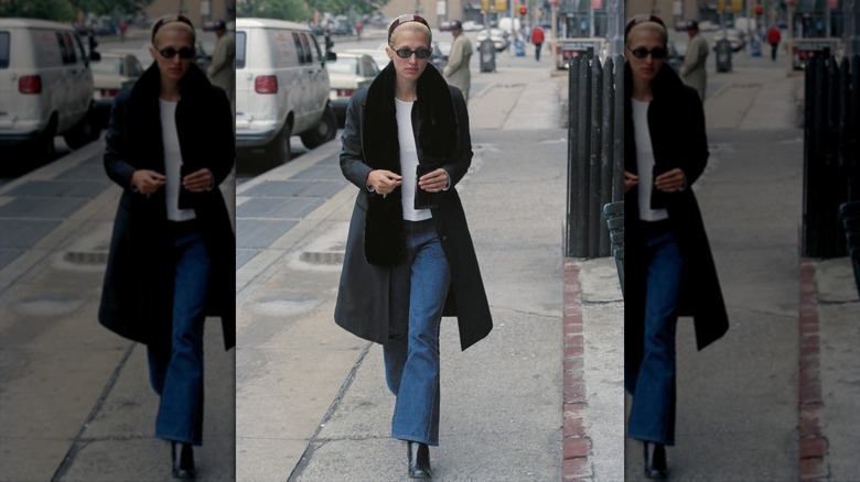 Carolyn Kennedy caminando por Nueva York con unos vaqueros clásicos y un corte de trinchera