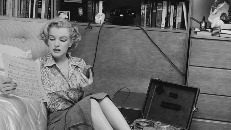 Marilyn Monroe mira las partituras.