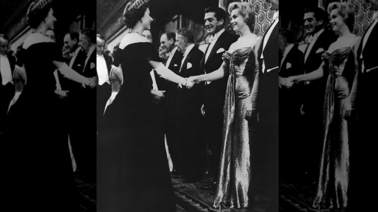 Marilyn Monroe conoce a la reina Isabel II.