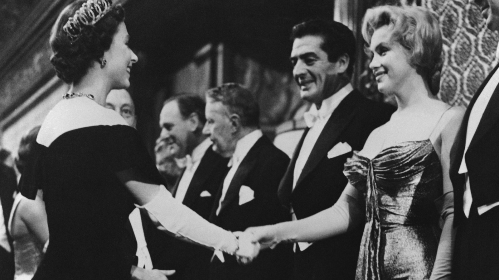 Marilyn Monroe no prestó atención a las reglas de la moda real cuando conoció a la reina Isabel
