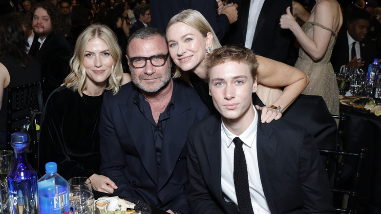 Taylor Neisen, Liev Schreiber, Naomi Watts y Sasha Schreiber asisten a la 30ª edición de los Critics Choice Awards el 7 de febrero de 2025