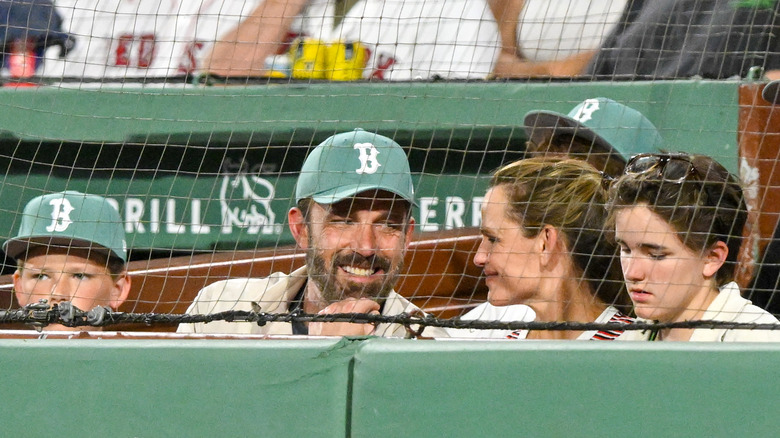 Ben Affleck y Jennifer Garner miran un partido entre los Boston Red Sox y los Tampa Bay Rays en Fenway Park el 11 de julio de 2025.