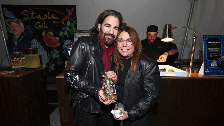 Rachel Ray y John Cusimano posan en el stand de Staple Gin durante Blue Moon Burger Bash 2.0 presentado por Pat LaFrieda Meats organizado por Brooklyn Beckham y Rachael Ray organizado por Food Network New York City Wine & Food Festival presentado por Invesco QQQ el 17 de octubre de 2025