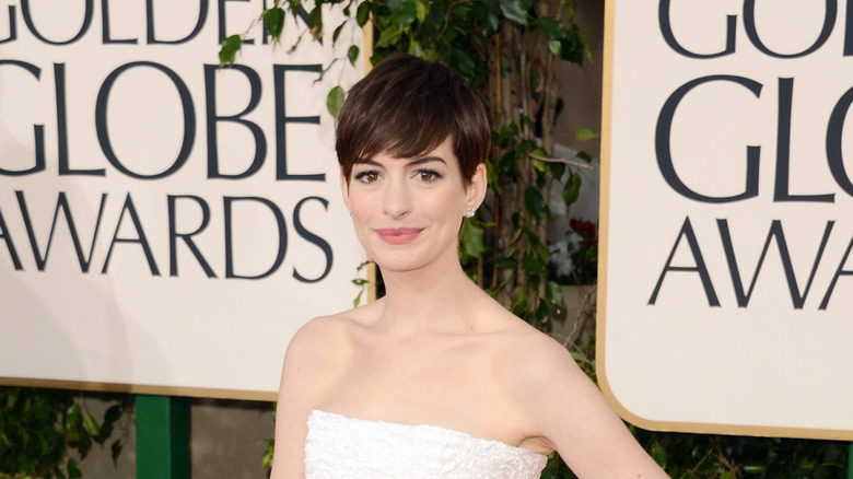Anne Hathaway con pelo corto y vestido blanco en los Globos de Oro 2013.