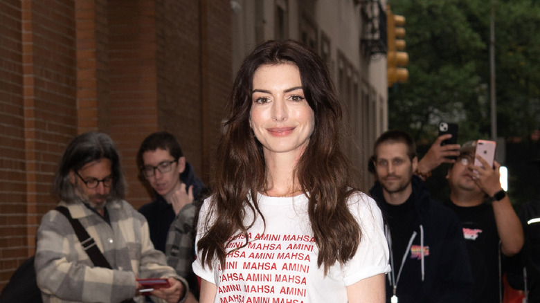 Anne Hathaway es fotografiada con una camisa informal en las afueras de la ciudad de Nueva York.