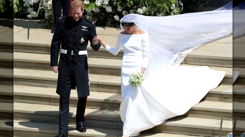 El príncipe Harry y Meghan Markle saliendo de su ceremonia de boda en el Castillo de Windsor.