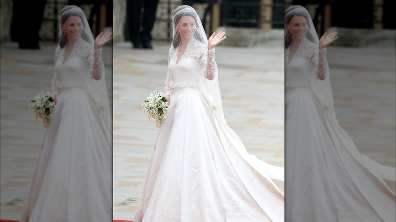 Kate Middleton saluda en la Abadía de Westminster antes de su boda con el Príncipe William.