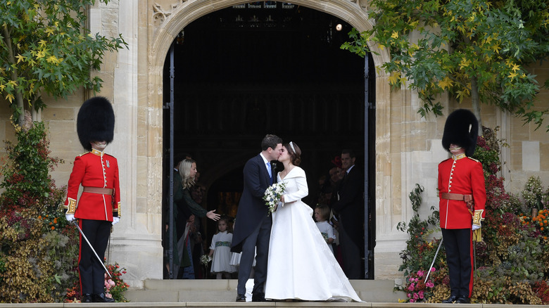 La princesa Eugenia y Jack Brooksbank se besan en la Capilla de San Jorge el día de su boda.