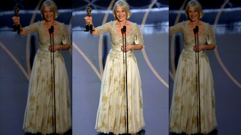 Helen Mirren gana el premio a la mejor actriz en la 79ª edición anual de los Premios de la Academia en Hollywood en febrero de 2007.