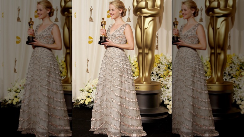 Reese Witherspoon con su premio a la mejor actriz en la 78ª edición anual de los Premios de la Academia en Hollywood en marzo de 2006.