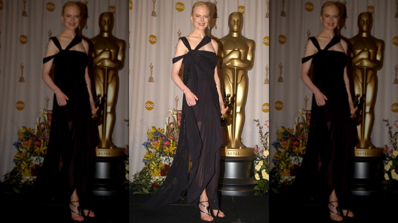 Nicole Kidman en la sala de prensa con su premio a la mejor actriz en la 75ª edición de los Premios de la Academia en Hollywood en marzo de 2003.
