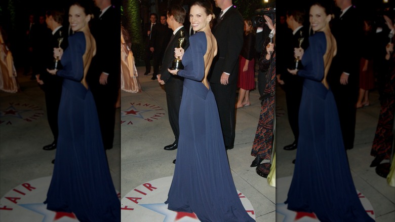Hilary Swank con sus premios Oscar a la mejor actriz en la fiesta posterior de Vanity Fair para la 77ª edición anual de los Premios de la Academia en febrero de 2005.