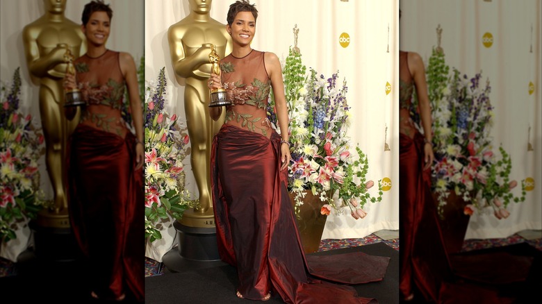 Halle Berry con su premio a la mejor actriz en la sala de prensa de la 74ª edición de los Premios de la Academia en Hollywood en marzo de 2002.