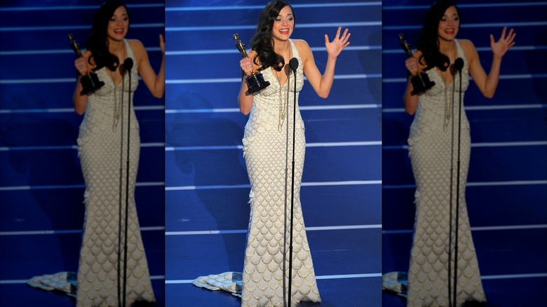 Marion Cotillard en el escenario para aceptar su premio a mejor actriz en la 80ª edición anual de los Premios de la Academia en Los Ángeles en febrero de 2008.
