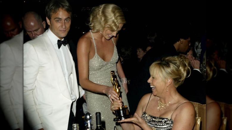 Stuart Townsend, Charlize Theron y su madre, Gerda, con su Oscar a la mejor actriz