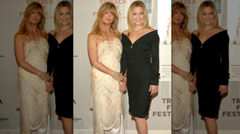 Goldie Hawn y su hija Kate Hudson se dan la mano en el Festival de Cine de Tribeca