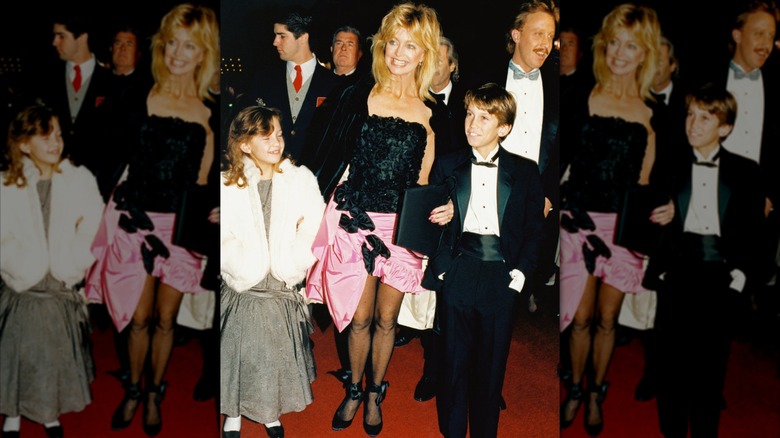 Goldie Hawn fotografiada con Kate Hudson y el resto de su familia en el estreno de 