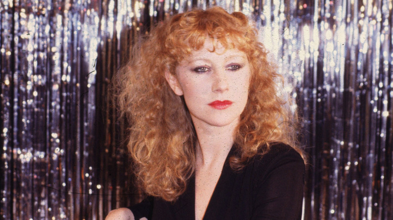 La joven Helen Mirren posando en una silla en 1976