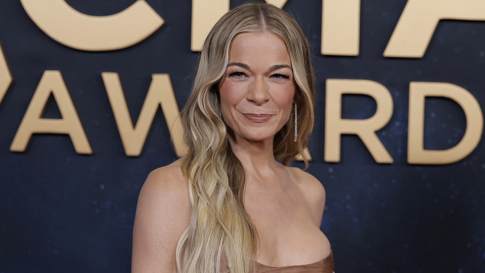 El viaje de salud menopáusica de LeAnn Rimes llevó a su video ahora viral de liberación de la mandíbula