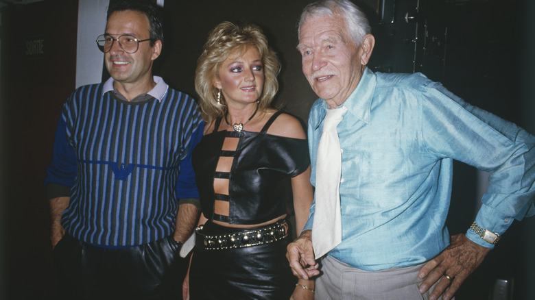 Bonnie Tyler luciendo un crop top y una falda de cuero en el estreno de 