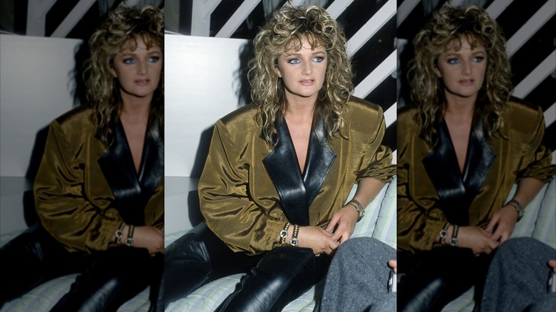 Bonnie Tyler en los años 80 con pantalones de cuero negros con grandes rizos