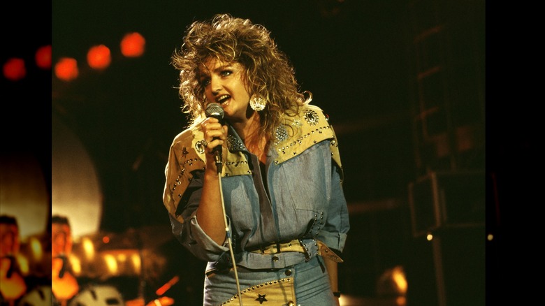 Bonnie Tyler con un conjunto de mezclilla sobre mezclilla en el Festival de Rock de Montreux en 1986
