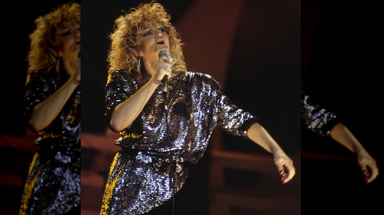 Bonnie Tyler con un conjunto de lentejuelas en 1986