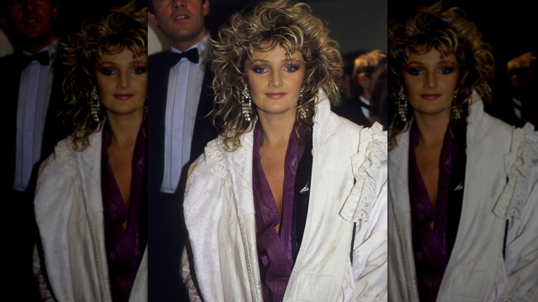 Bonnie Tyler fotografiada con una bata blanca en los British Record Industry Awards en 1986