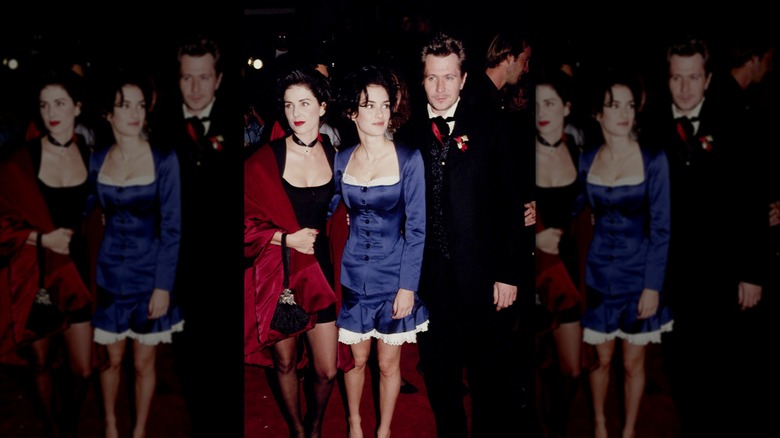 Winona Ryder con un vestido azul junto a sus coprotagonistas de Drácula en un evento de alfombra roja.
