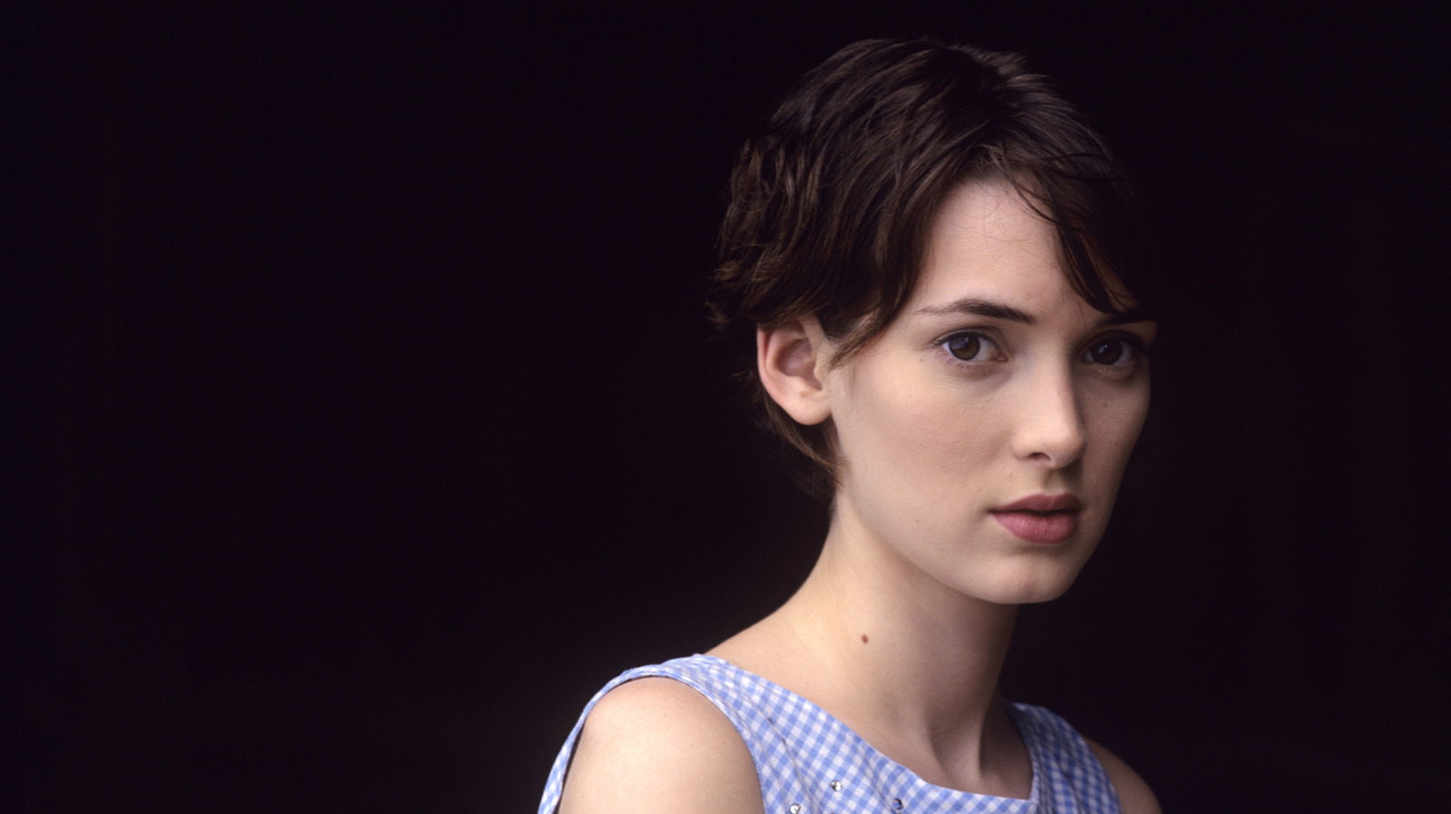 Las instantáneas retrospectivas de Winona Ryder te brindarán toda la inspiración de moda cambiante que necesitas
