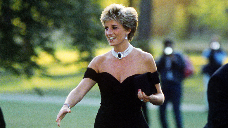 La princesa Diana vestida de negro 