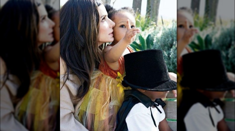 Sandra Bullock con sus dos hijos.