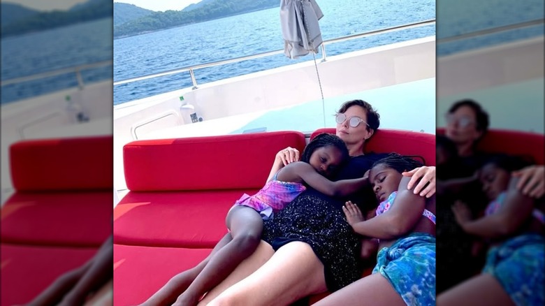 Charlize Theron posa con sus hijas Jackson y August.