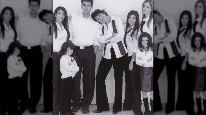 Imagen retro de Kris Jenner posando con sus hijos.