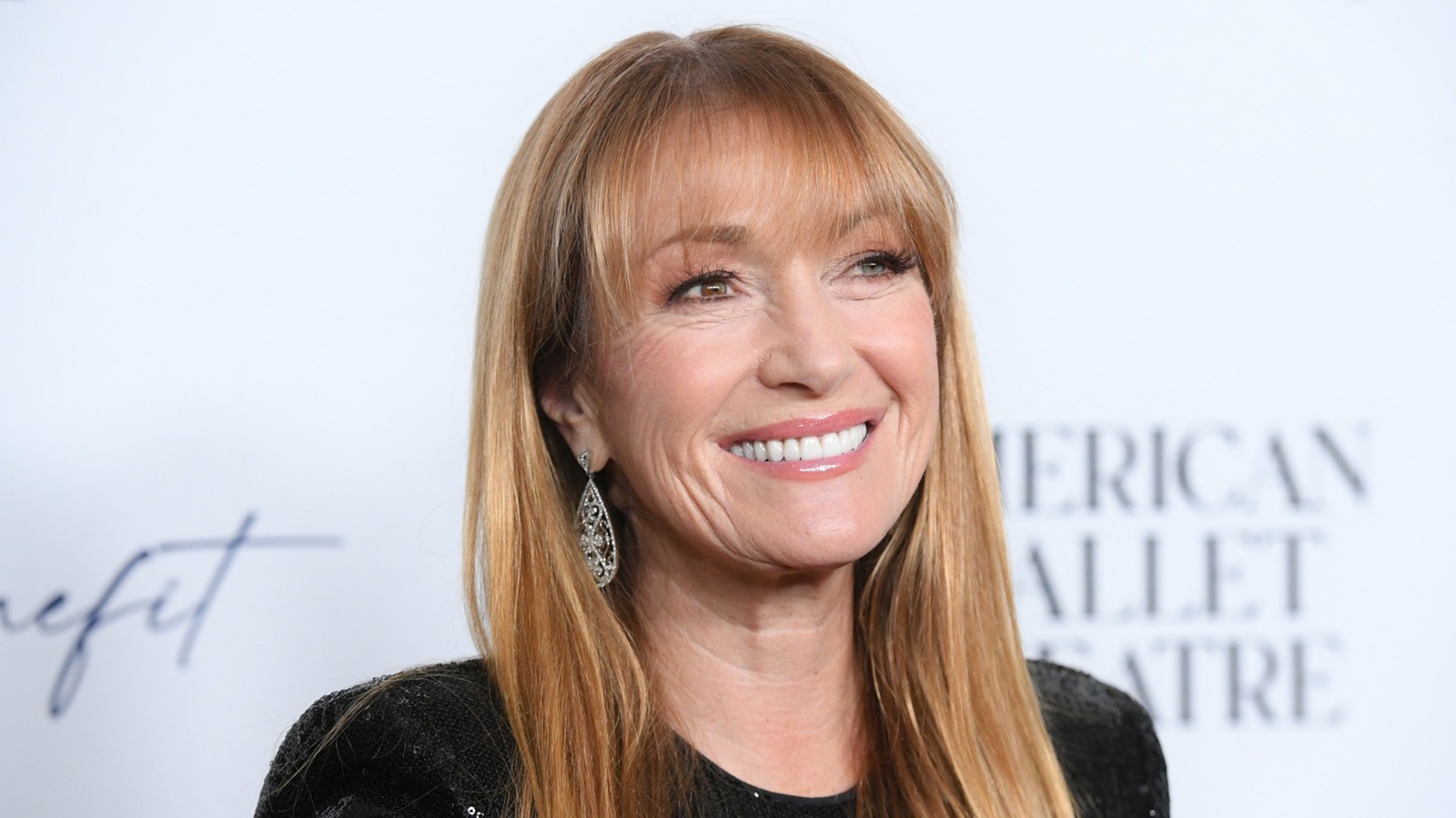 Jane Seymour utiliza este truco de belleza de la vieja escuela para una apariencia descansada