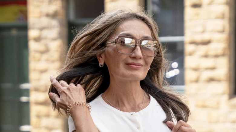 Una mujer de mediana edad con cabello largo y grueso.