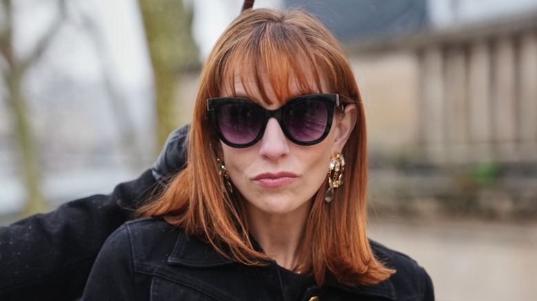 Una mujer con flequillo y corte de pelo contundente.