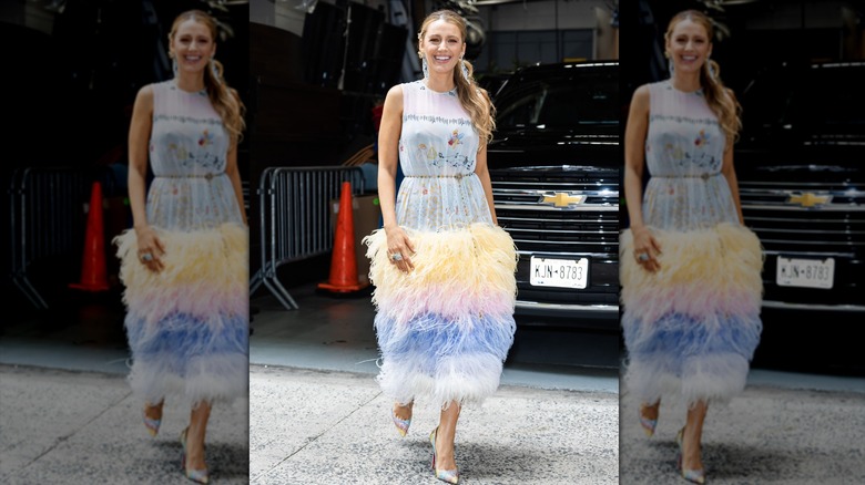 Blake Lively caminando con un vestido largo en tonos pastel y una llamativa parte inferior con flecos
