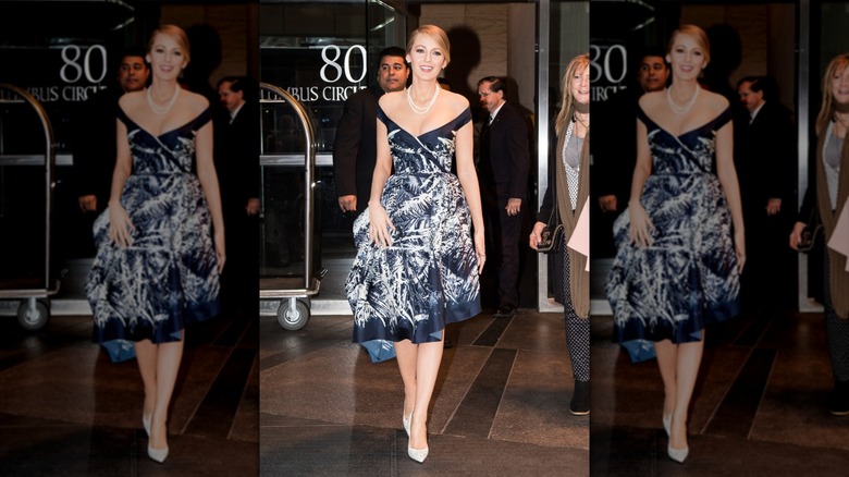 Blake Lively con un vestido estilo años 50 y perlas en 2015