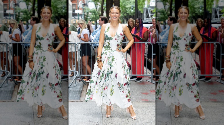 Blake Lively posando con un vestido blanco de flores de verano