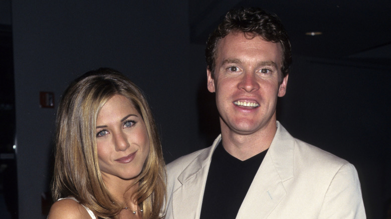 Jennifer Aniston y Tate Donovan sonriendo