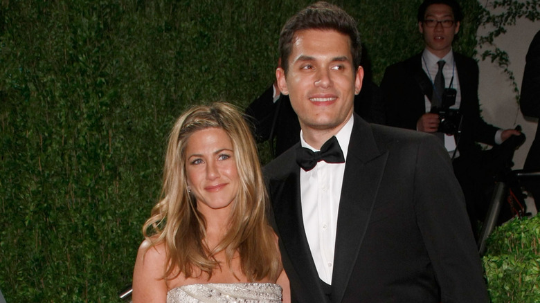 Jennifer Aniston y John Mayer en la alfombra roja