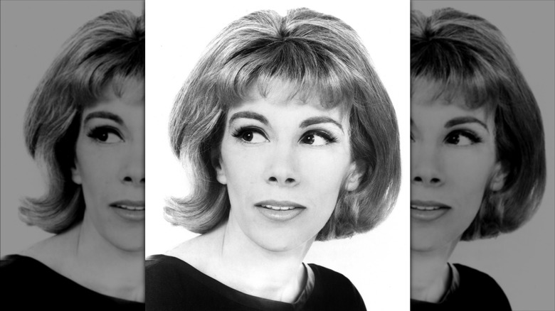 Joan Rivers mirando fuera de cámara con un bob corto con micro flequillo.